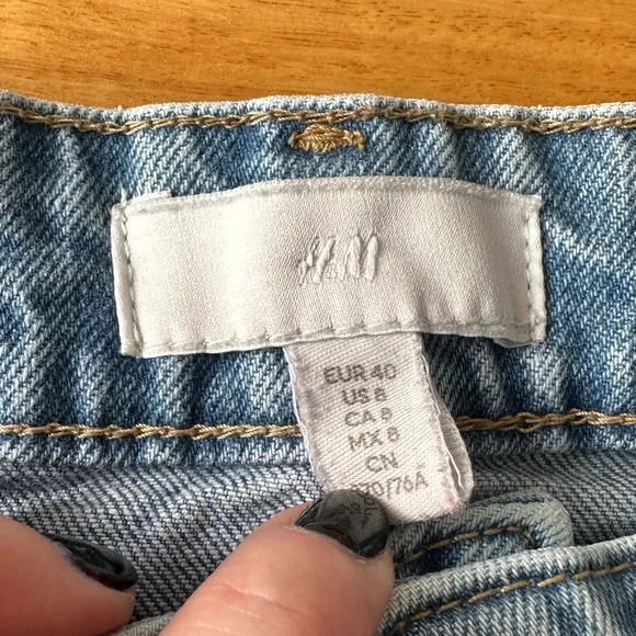 H&M | Boyfriend jeans - on trend - like new! - Picture 7 of 8
